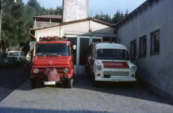 Chronik 17 LF TS und Ford Transit vor altem Geraetehaus